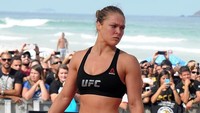 Sering menjadi model di berbagai sampul majalah, Ronda Rousey juga petarung MMA yang tidak bisa dianggap remeh.  Ia adalah perempuan Amerika pertama yang mendapatkan medali Olympic dibidang judo pada tahun 2008. (Foto: Instagram @rondarousey)