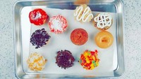 Donat buatan Sweet Minis Donut Company (@sweetminisdonutco) istimewa karena bentuknya mini. Varian rasa donat sekali lahap ini ada yang manis maupun gurih. Foto: Istimewa