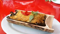 Kalau ini ikan woku bambu telur asin. Berupa fillet ikan kakap yang dibumbui woku dan telur asin yang sedang hits. Foto: detikFood