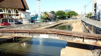 Meski air kali masih tampak keruh, namun tak terlihat ada sampah di airnya