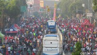 TransJ tetap beroperasi di tengah-tengah CFD. Foto: Noval/detikcom