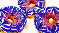 Mengintip akun Instagram Donut Bar Texas (@donutbar_tx) bisa melihat koleksi donat warna-warni dengan icing imajinatif. Yang satu ini donat glaze biru dengan sprinkle merah berwarna kontras. Foto: Istimewa