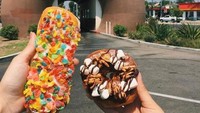The Donut Hole (@donutholee) adalah gerai donat drive-thru di California. Gerai ini begitu ikonik dengan sajian donat tak kalahunik. Misalnya donat topping sereal dan Cheetos. Foto: Istimewa