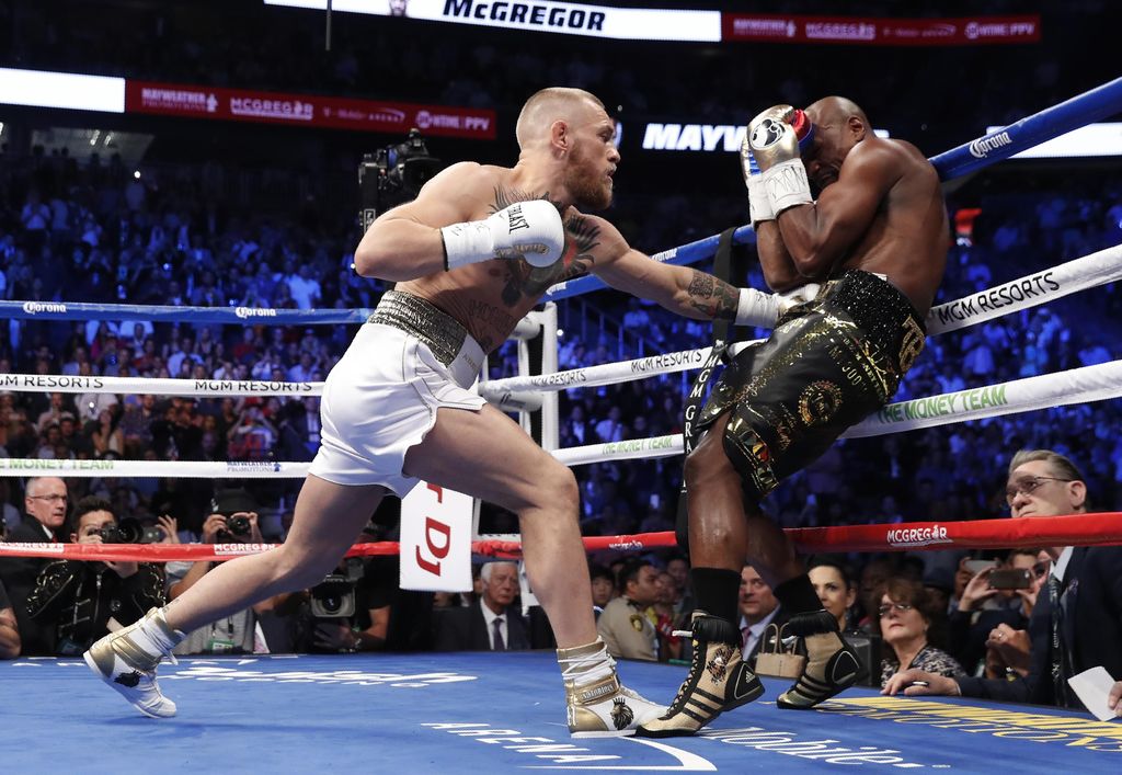 Boxing - Floyd Mayweather Jr. vs Conor McGregor - Las Vegas, USA - August 26, 2017  Floyd Mayweather Jr. in action with Conor McGregor REUTERS/Steve Marcus