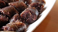 Soondae termasuk jajanan kaki lima populer di Korea Selatan. Terbuat dari usus babi atau sapi yang diisi barley, mie dan darah. Kemudian makanan ini dikukus atau rebus. Ada banyak pasar dan pedagang kaki lima menjual soondae dalam bentuk irisan. Foto: Istimewa