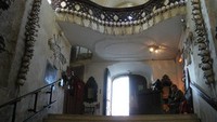 Kemudian tulang belulang dan jasad yang tidak mendapatkan tempat disusun dan situmpuk di bawah tanahnya (sedlecossuary.com)