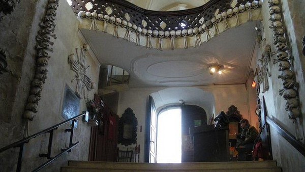 Kemudian tulang belulang dan jasad yang tidak mendapatkan tempat disusun dan situmpuk di bawah tanahnya (sedlecossuary.com) Kemudian tulang belulang dan jasad yang tidak mendapatkan tempat disusun dan situmpuk di bawah tanahnya (sedlecossuary.com)