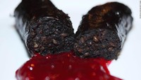 Mustamakkara asal Finlandia merupakan salah satu jenis sosis darah di Eropa. Paling enak dimakan panas dan masih segar, mustamakkara terbuat dari darah babi, rye dan tepung. Biasa disajikan dengan saus lingonberry. Foto: Istimewa