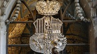 Kapel ini bernama Sedlec Ossuary, atau lebih dikenal dengan The Bone Church (Michal Cizek/BBC Travel)