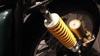 Dengan ban depan dan belakang yang menggunakan Pirelli, motor ini juga dilengkapi dengan dua peredam kejut dan rem cakram ABS bagi kedua ban.