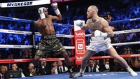 Mayweather sendiri bermain taktis di pertandingan ini. Pertahanan rapat dan pergerakan oke terus ia perlihatkan untuk meredam agresivitas lawan. (Foto: Steve Marcus/REUTERS)