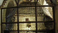 Dahulu kala, orang-orang berbondong-bondong ingin dimakamkan di sekitar kapel, karena tempat ini telah disucikan oleh pendeta (sedlecossuary.com)