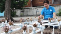 Manager Finance PT Karya Abadi Bahari ikut menanam bibit terumbu karang. 