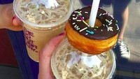 Kalau ini The Donut Library (@thedonutlibrary) yang populer dengan kreasi donat ditusuk sedotan. Di bawahnya ada es kopi yang nikmat. Slurrpp! Foto: Istimewa
