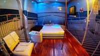 Tidak jarang, pihak hotel juga menyediakan kostum-kostum fantasi hingga alat bantu seks (Love Hotel a Paris)