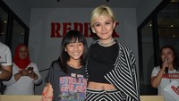 Penampilan itu sepertinya bisa menambahkan rasa percaya diri Agnez Mo, termasuk saat membuka restoran miliknya, Redbox. Foto: Desi Puspasari/detikHOT