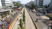 Warga menikmati Car Free Day atau Hari Bebas Kendaraan Bermotor di ruas jalan Mampang - Pejaten, Jakarta Selatan, Minggu (27/08/2017). Kegiatan CFD tersebut akan dirutinkan satu bulan sekali di minggu ketiga. 