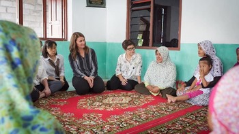Sang istri juga merakyat, contohnya ini saat dia berkunjung ke Indonesia. Foto: (Instagram/@melindafrenchgates)