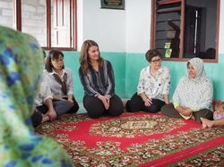 Aksi Bill Gates Minum Kotoran Manusia Hingga Tebus Utang Negara