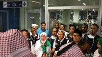 . Baiq Mariah mendaftar haji tahun 2010 dan berangkat sendiri. Selama di Tanah Suci, ia didampingi tetangganya yang juga tengah berhaji.
