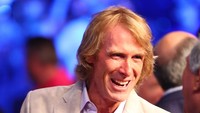 Yang ini bukan seleb dari dunia olahraga. Ia adalah sutradara kondang Michael Bay. (Foto: Mark J. Rebilas-USA TODAY Sports)