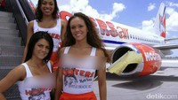 Pramugari Hooters Airlines tetap hot di atas pesawat. 