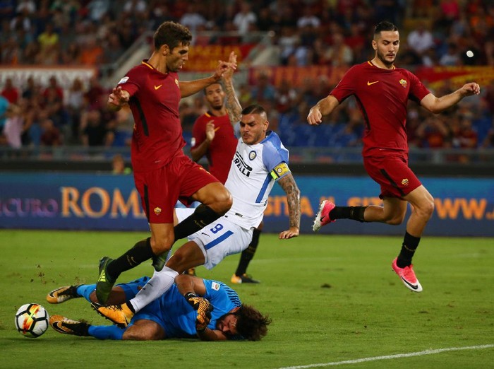 Soccer Football - Serie A - AS Roma vs Inter Milan - Milan, Italy - August 26, 2017  AS Romas Alisson saves from Inter Milans Mauro Icardi   REUTERS/Alessandro Bianchi