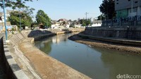 Musim kemarau membuat air sungai tampak sedang surut