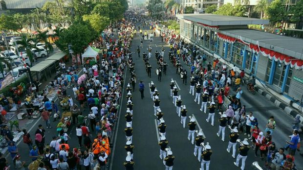 Peserta marching band parade ASEAN 50