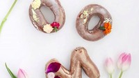 Foto-foto donat cantik buatan Cartems Donuterie (@cartemsdonuts) akan segarkan feed Instagram Anda. Tampilannya cantik sekaligus menggugah selera. Seperti kreasi donat huruf ini. Foto: Istimewa