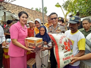 Tangis Bahagia Nenek Asiah Melihat Rumahnya Dibedah