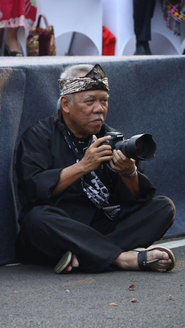 Aksi Menteri PUPR Pegang Kamera Sampai <i>Ngemper</i> di Aspal 