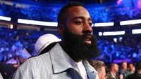 Deretan pebasket yang nonton partai ini bertambah dengan adanya James Harden dari klub Houston Rockets. (Foto: Mark J. Rebilas-USA TODAY Sports)