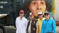 Di badannya, pesawat tersebut digambar wajah tiga tokoh di film ‘Warkop DKI: Reborn’. Foto: Hanif Hawari/detikHOT