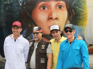 Wuih! Wajah Cast Warkop DKI Reborn Part 2 Ada di Body Pesawat Terbang