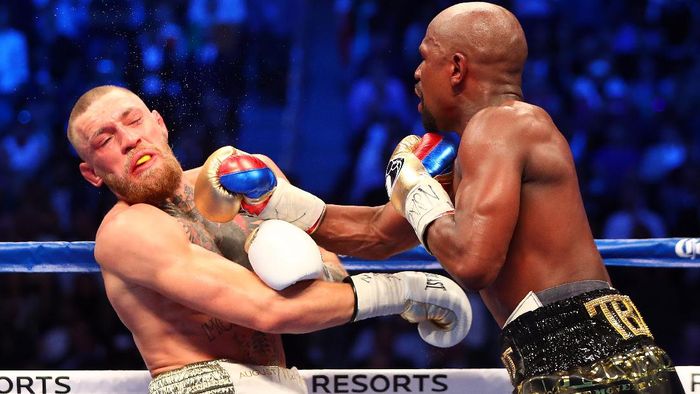 JUDI ONLINE Conor McGregor ketika berduel dengan Mayweather Jr di T Mobile Arena, Las Vegas, Nevada, Amerika Serikat, 26 Agustus 2017. (Foto: Steve Marcus/Reuters)