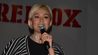 Agnez Mo melengkapi penampilannya dengan setelan baju bergaris warna hitam dan putih. Foto: Desi Puspasari/detikHOT