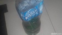 Ini barang buktinya, botol air mineral yang diisi bensin. Foto: Dok. Polsek Cakung