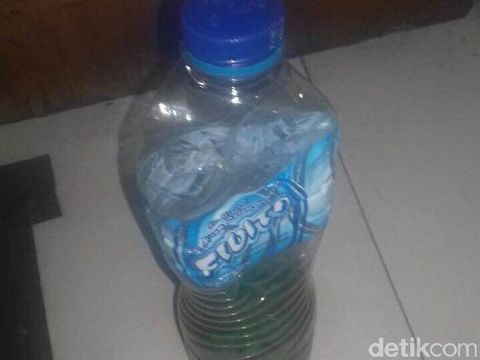 Bensin eceran yang dibeli Charles untuk membakar rumah Yanti