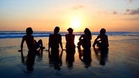 Bunga Citra Lestari saat menghabiskan waktu bersama sahabat yang juga kerap bekerja sama dengannya di atas panggung. Foto: Instagram Bunga Citra Lestari