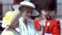 Putri Diana dan Ratu naik kereta di Istana Buckingham pada 13 Juni 1992 (Dok. REUTERS/Kevin Lamarque)