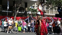 Aliansi Masyarakat Adat Nusantara menggelar pawai kain nusantara di Car Free Day (CFD), Bundaran HI, Jakarta. 
