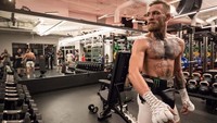 Conor McGregor akan mencoba tantangan baru dengan keluar dari jalur mixed martial arts (MMA) dengan menantang petinju fenomenal Floyd Mayweather Jr. Untuk itu, pria asal Irlandia ini rutin berlatih di gym. (Foto: instagram/thenotoriuousmma)