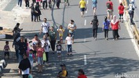 Warga menikmati Car Free Day atau Hari Bebas Kendaraan Bermotor di ruas jalan Mampang - Pejaten, Jakarta Selatan, Minggu (27/08/2017). Kegiatan CFD tersebut akan dirutinkan satu bulan sekali di minggu ketiga. 