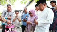 Wapres JK dan Mufida saat ziarah ke makam orang tua JK di Makassar