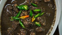 Dinuguan merupakan hidangan berkuah dari Filipina. Jeroan babi atau daging lainnya dimasak dalam kuah pedas kehitaman berbahan darah babi. Foto: Istimewa