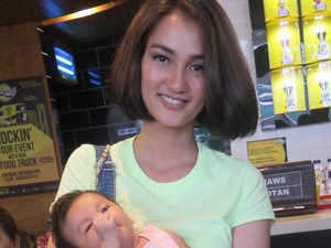 Pro dan Kontra Atiqah Hasiholan Tak Menindik Telinga Anaknya