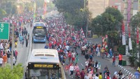 TransJ berjalan pelan, karena ada warga yang melintas di busway. Foto: Noval/detikcom