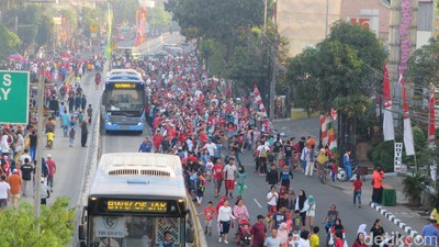 Foto: Keramaian CFD Mampang-Pejaten dan TransJ yang Berjalan Pelan