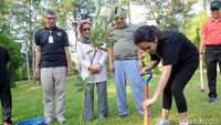 Wapres JK dan Mufida Kalla saat mengajari cucu akan cinta pada alam